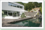 ..unsere Oase...der Schwimmteich mit Gegenstromanlage reflektiert den architektonischen Stil des Hauses